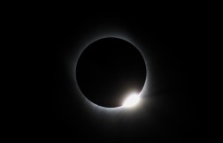 2009年皆既日食でのダイヤモンドリングの写真