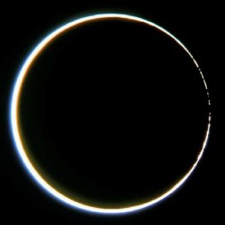 金環日食で見られたベイリービーズの写真