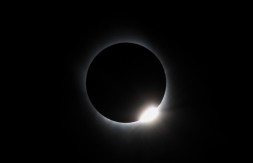 2009年皆既日食での第2接触の写真